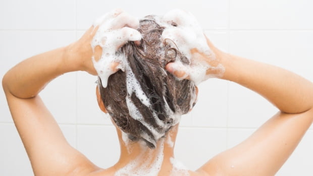 hair oiling,dandruff hacks,how to get rid of dandruff,get rid of dandruff,dandruff,how to get rid of dandruff fast,how to remove dandruff,how to get rid of dandruff instantly,get rid of dandruff fast,get rid of dandruff permanently,how to get rid of dandruff in one wash,how to get rid of dandruff naturally,how to get rid of dandruff overnight,how to get rid of dandruff and hair fall